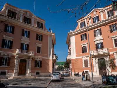 Ci troviamo su viale della Repubblica, alle spalle della Chiesa Russa. Camminando verso il centro cittadino  ecco sulla sinistra i primi due fabbricati del complesso. Separati da un cancello e da un breve viale, sono introdotti da un largo marciapiede che li distanzia dalla trafficata arteria cittadina